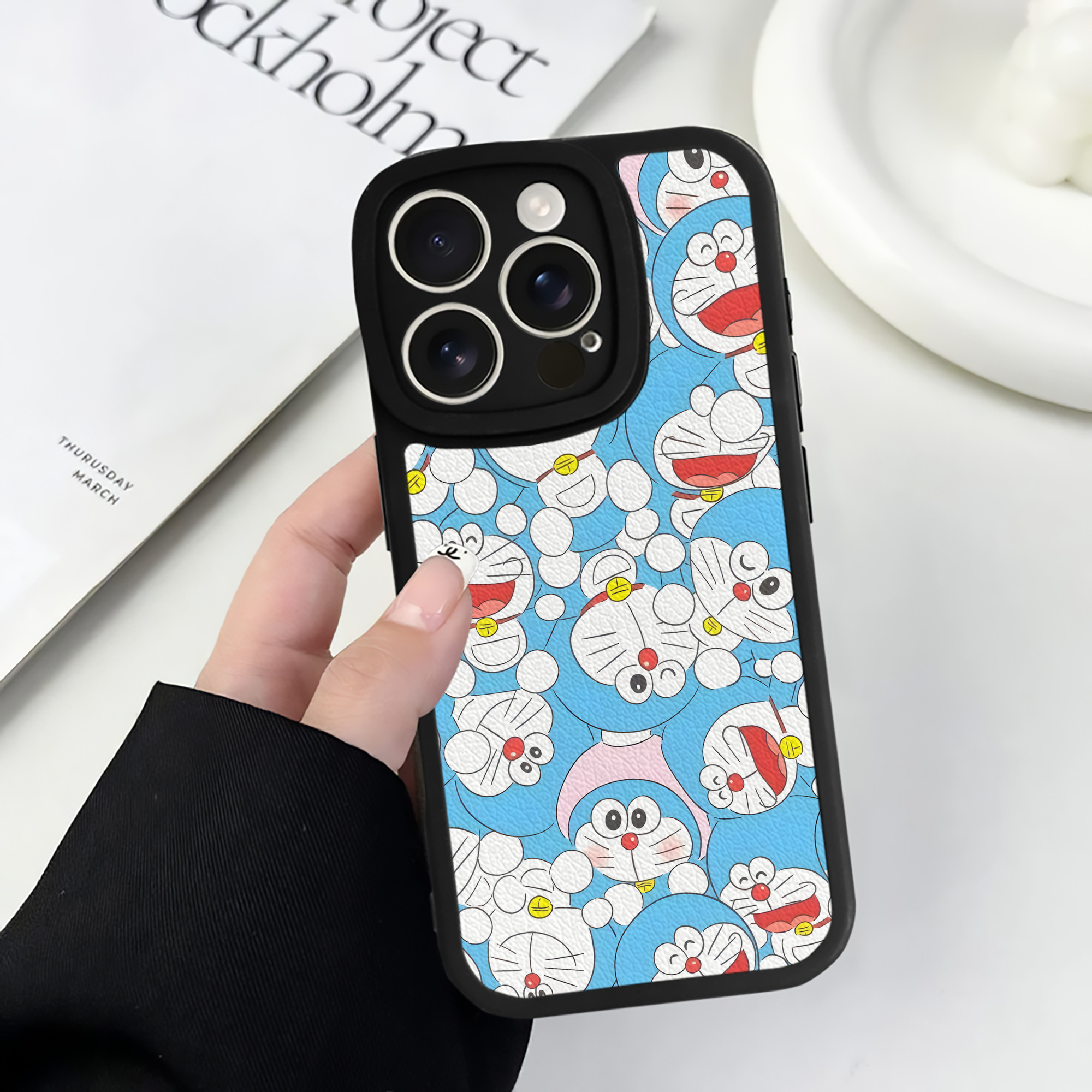 （画像用） ドラえもん Doraemon 【iPhone 16シリーズ対応】シリコンスマホケース（レザー調） 材質：シリコン